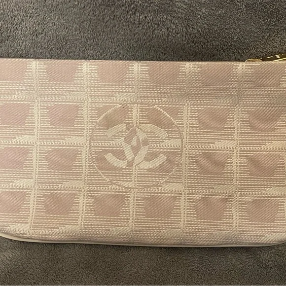 🚫SOLD🚫 CHANEL FABRIC CLUTCH HOLOGRAM INTACT - Picture 3 of 14